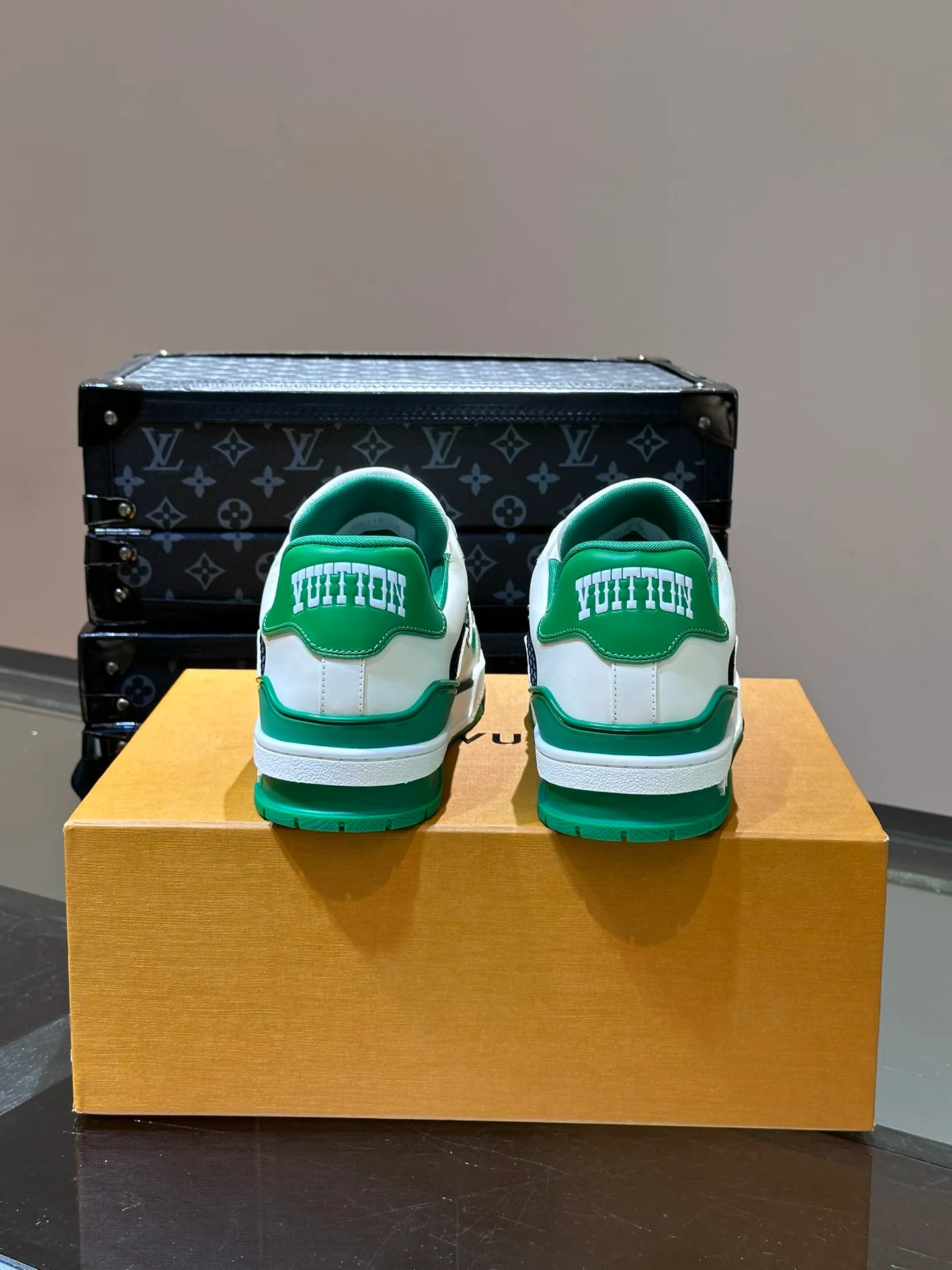 LV P840 men's sneakers, new colors, this LV Trainer sneaker is made of grained calf leather in colorful tones, with rivet decoration on the upper and handwritten Louis Vuitton logo on the side, which contrasts with the western-style Vuitton logo on the rear. The original construction was designed by Virgil Abloh and is inspired by vintage basketball shoes. Continuing the complex upper, the rubber-injected rubber outsole continues the iconic elements, with LV letters on the tongue and sides, Vuitton logo on the rear, Monogram flowers on the outsole, handwritten Louis Vuitton logo on the side, and standard insoles to continue the comfort experience. Comes with original box and complete packaging. Size: 38-46.